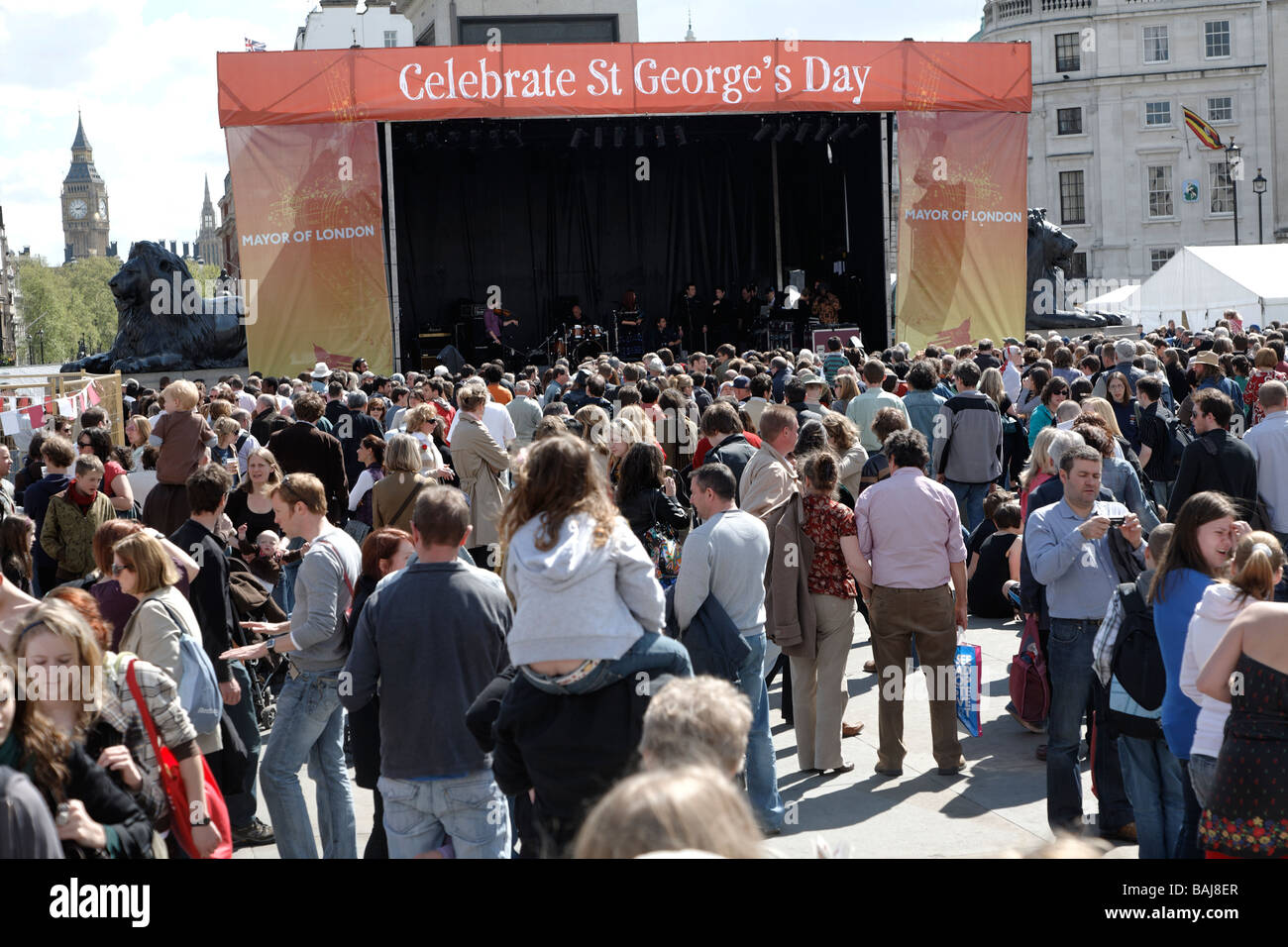 Celebración del Día de San Jorge, la Plaza de Trafalgar Square, Londres, Inglaterra Foto de stock