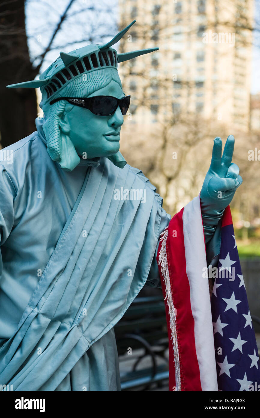 Actor de la calle en el Central Park de Nueva York, vestido como la Estatua de la Libertad Foto de stock