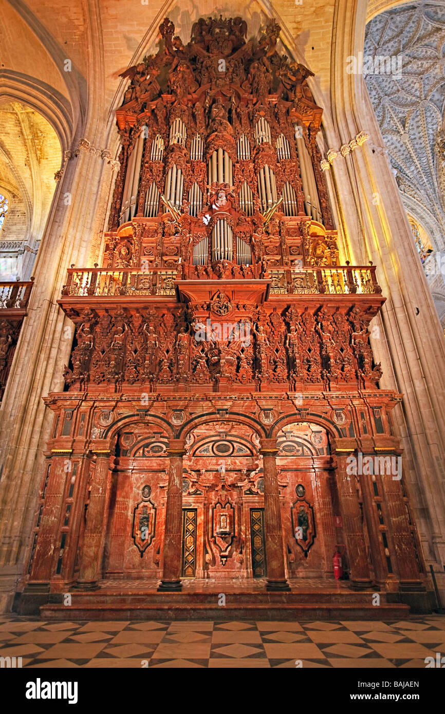 Órgano de tubos en el interior de la Catedral de Sevilla y La Giralda (torre campanario/minarete),un Sitio de Patrimonio Mundial de la UNESCO, Barrio de Santa Cruz. Foto de stock