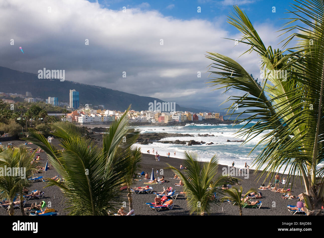 La playa volcánica de Puerto de la Cruz Tenerife Islas Canarias Foto de stock