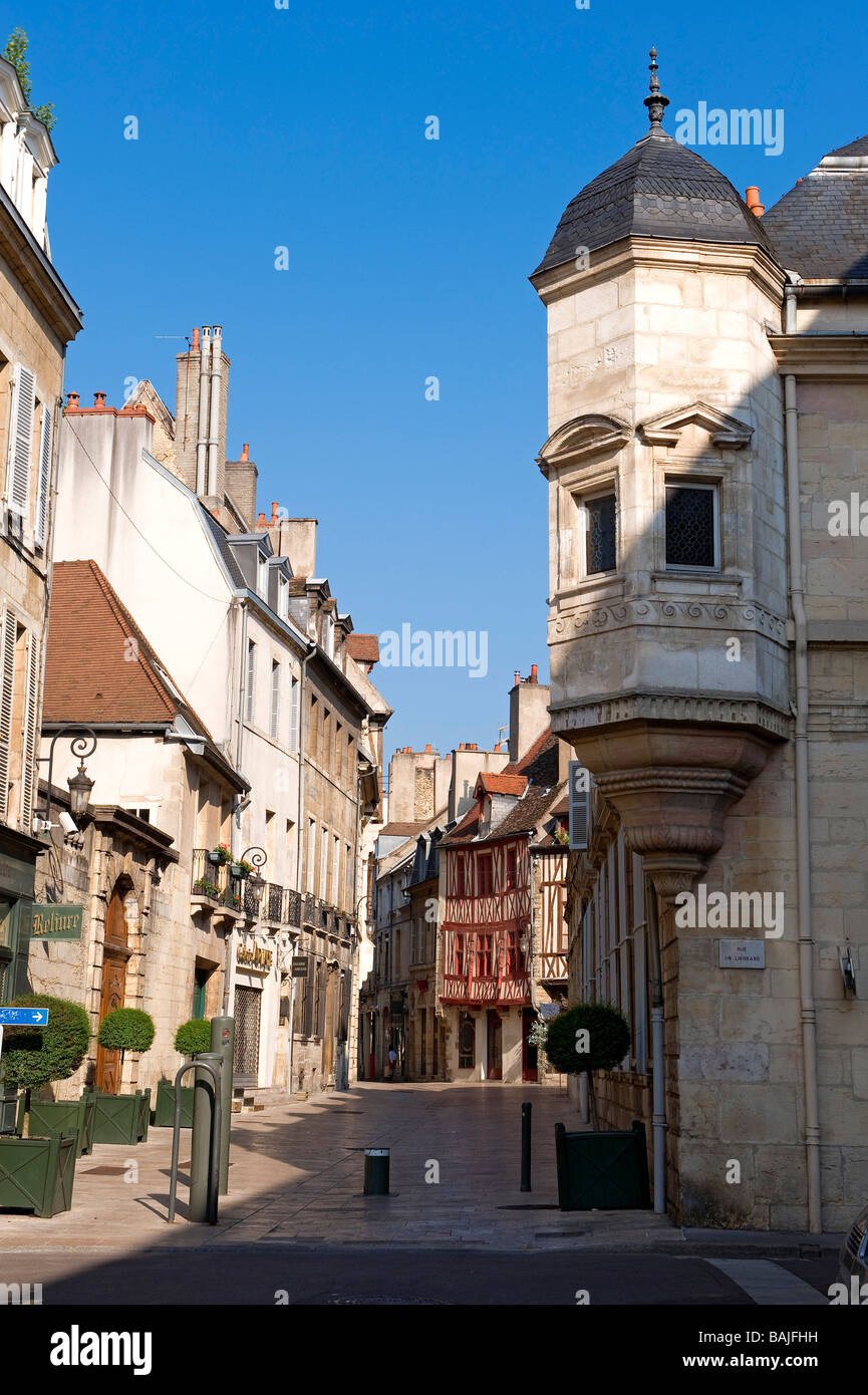 Francia, Cote d'Or, Dijon, rue Amiral Roussin (Amiral Roussin Street) (Amiral Roussin calle). Foto de stock