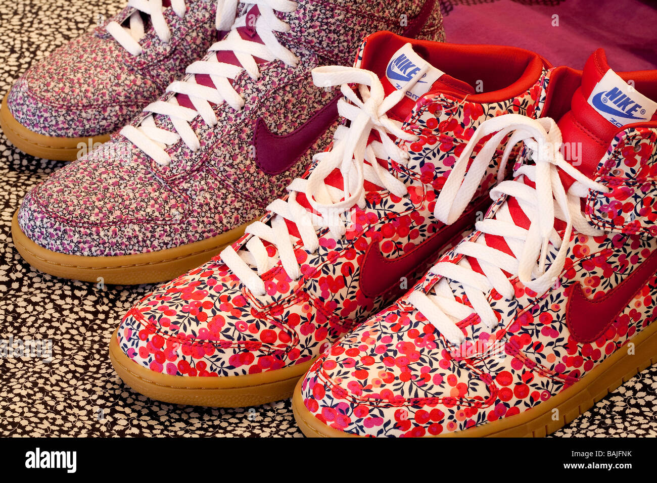 Estados Unidos, la ciudad de Nueva York, Manhattan, Soho, Howard Street,  Ceremonia de Apertura tienda de moda, zapatos Nike con patrón Liberty  Fotografía de stock - Alamy