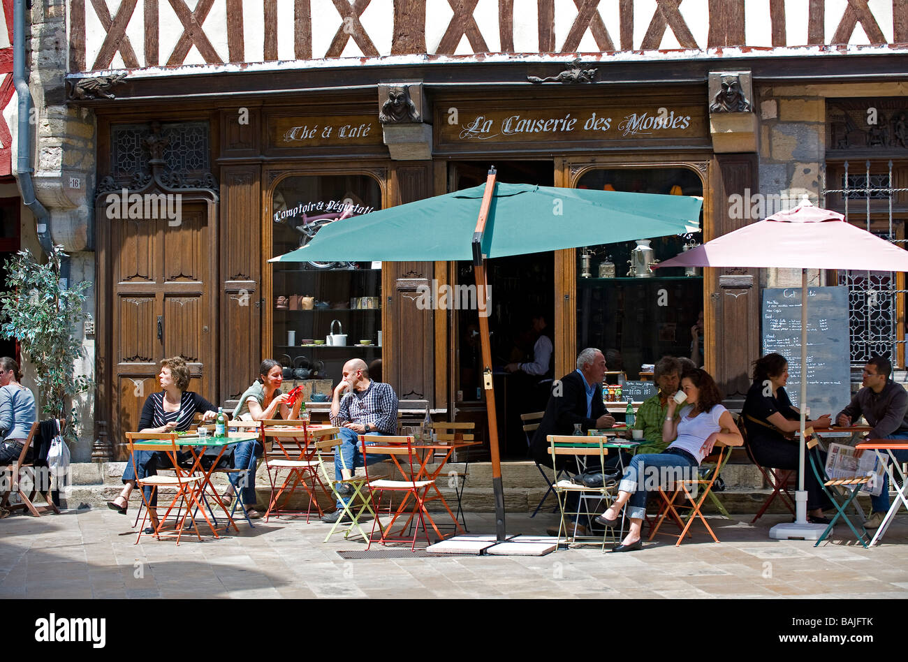 Francia, Cote d'Or, Dijon, terraza de una cafetería de la casa de madera en la esquina de la calle Vauban y rue Amiral Roussin (Amiral Foto de stock
