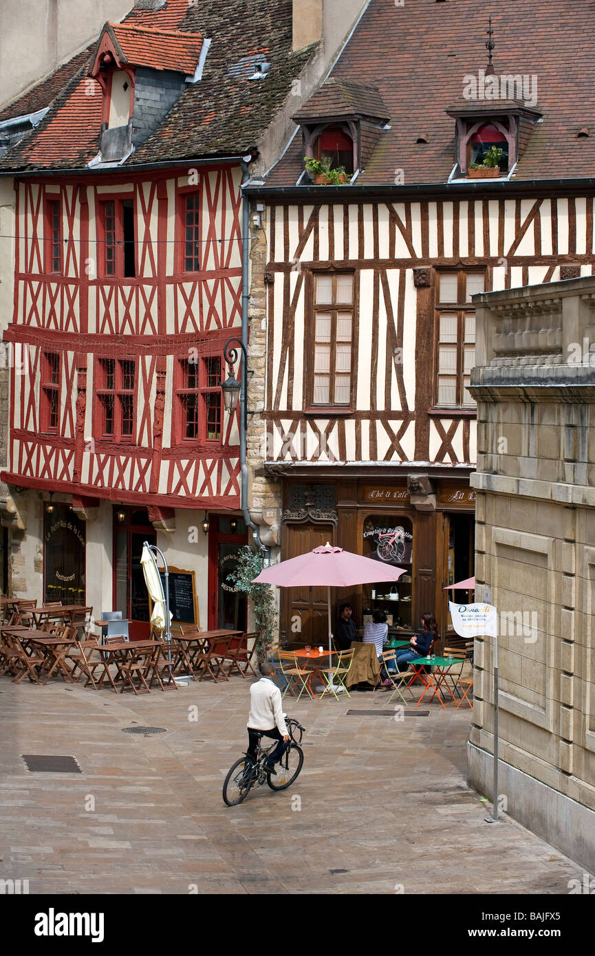 Francia, Cote d'Or, Dijon, casa de madera en la esquina de Vauban y rue Amiral Roussin (Amiral Roussin calle). Foto de stock