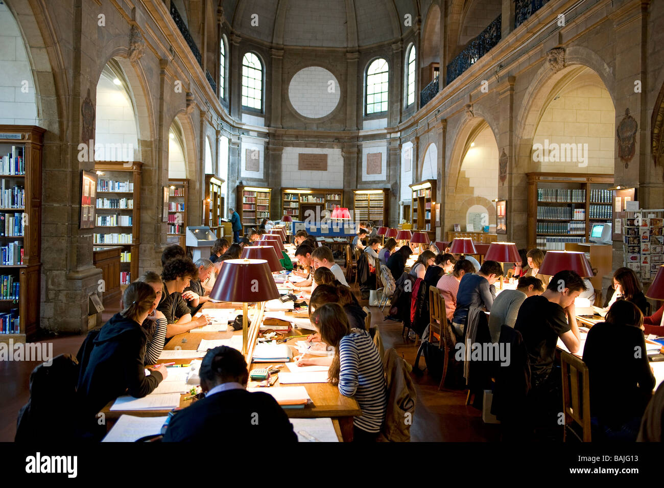 Francia, Cote d'Or, Dijon, biblioteca, sala de lectura en la antigua  capilla del Colegio de Godrans Fotografía de stock - Alamy