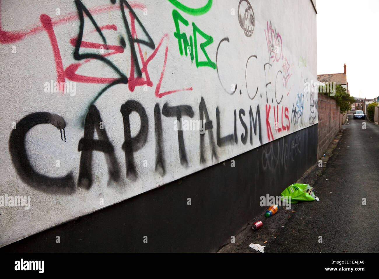 Graffiti en la pared de la casa el capitalismo mata a Cardiff Gales UK Foto de stock