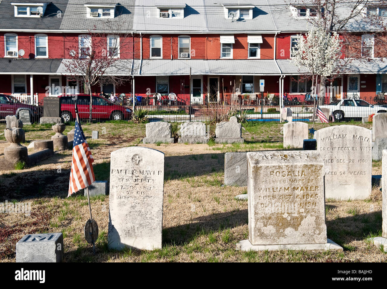 Hilera de casas sirven de telón de fondo a un cementerio Riverside de Nueva Jersey, EE.UU. Foto de stock