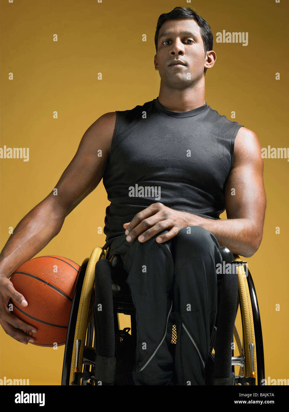 Atleta parapléjico sentado en la silla de ruedas la celebración de  baloncesto Fotografía de stock - Alamy