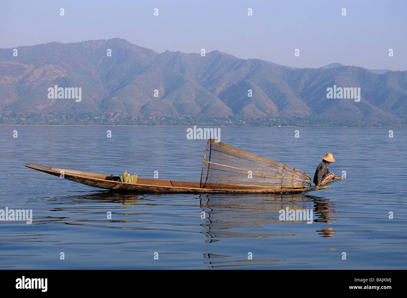 Myanmar (Birmania), el Estado de Shan, el Lago Inle, pescador con una gran canasta de pesca cónica Foto de stock