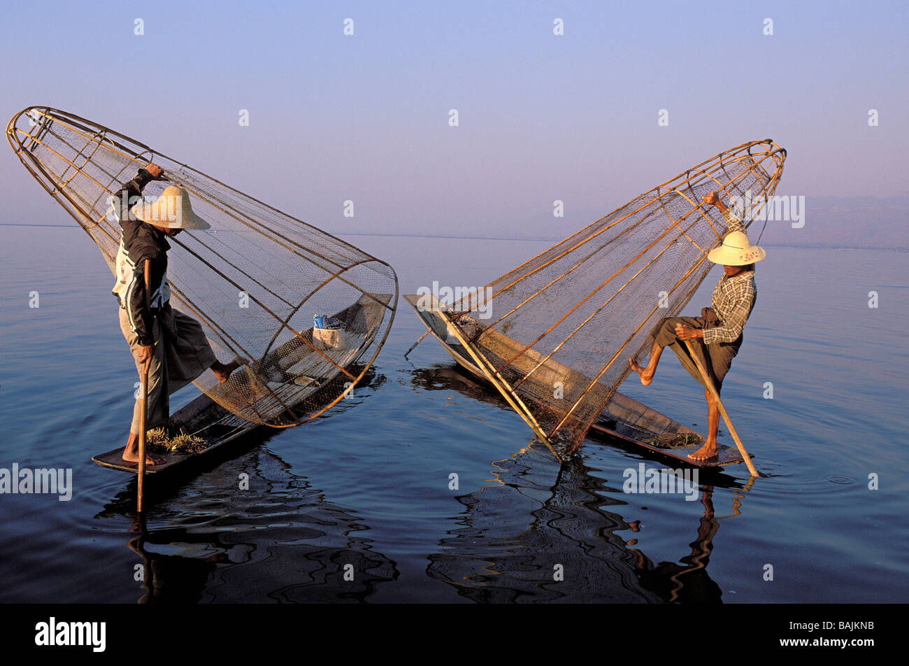 Myanmar (Birmania), el Estado de Shan, el Lago Inle, los pescadores con una gran canasta de pesca cónica Foto de stock