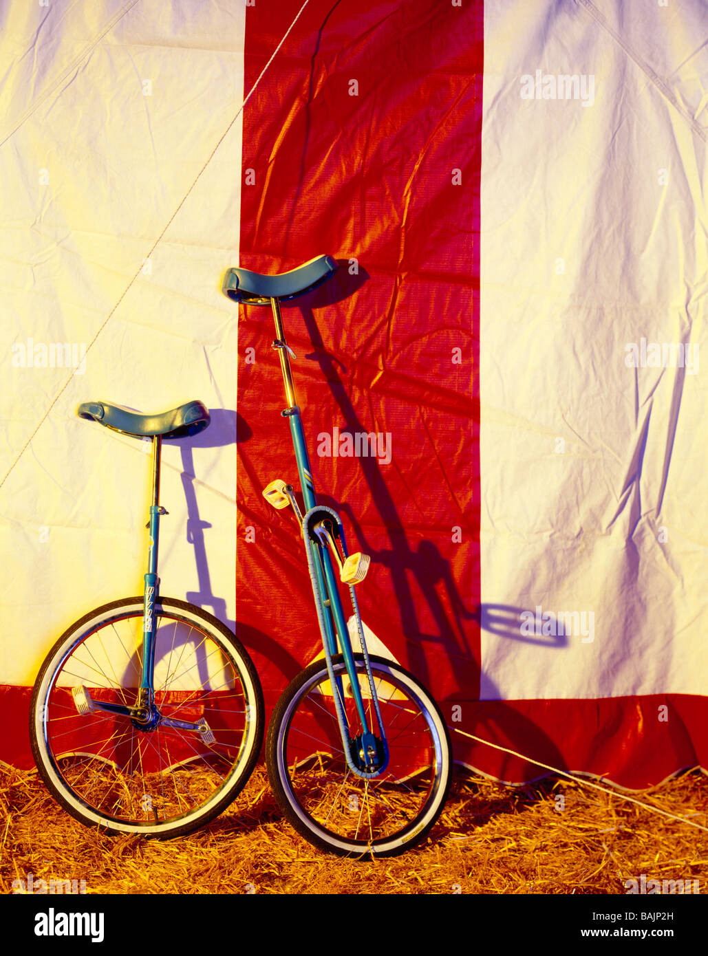 Los monociclos circo descansando contra la carpa big top Foto de stock