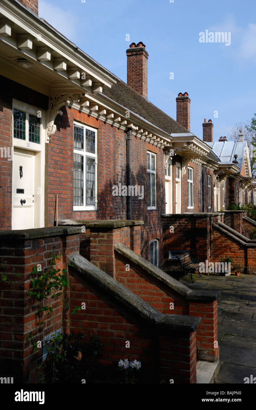 Listado como grado 1 en 27 Almshouses Trinity Green Mile End Road de Londres Whitechapel Foto de stock