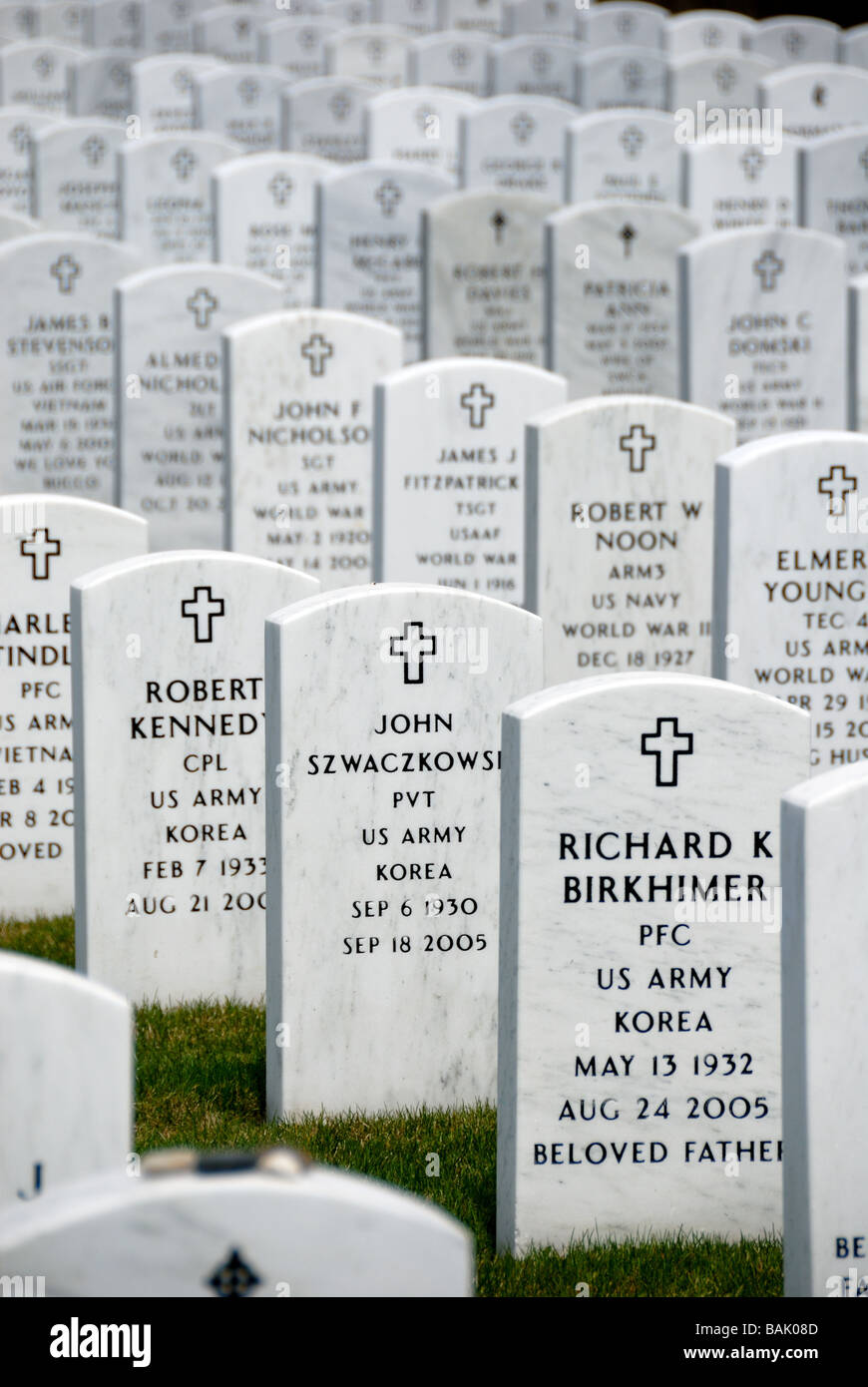 Largas filas de lápidas de veteranos en el cementerio nacional de los Alleghenies, Bridgeville, Pennsylvania. Foto de stock