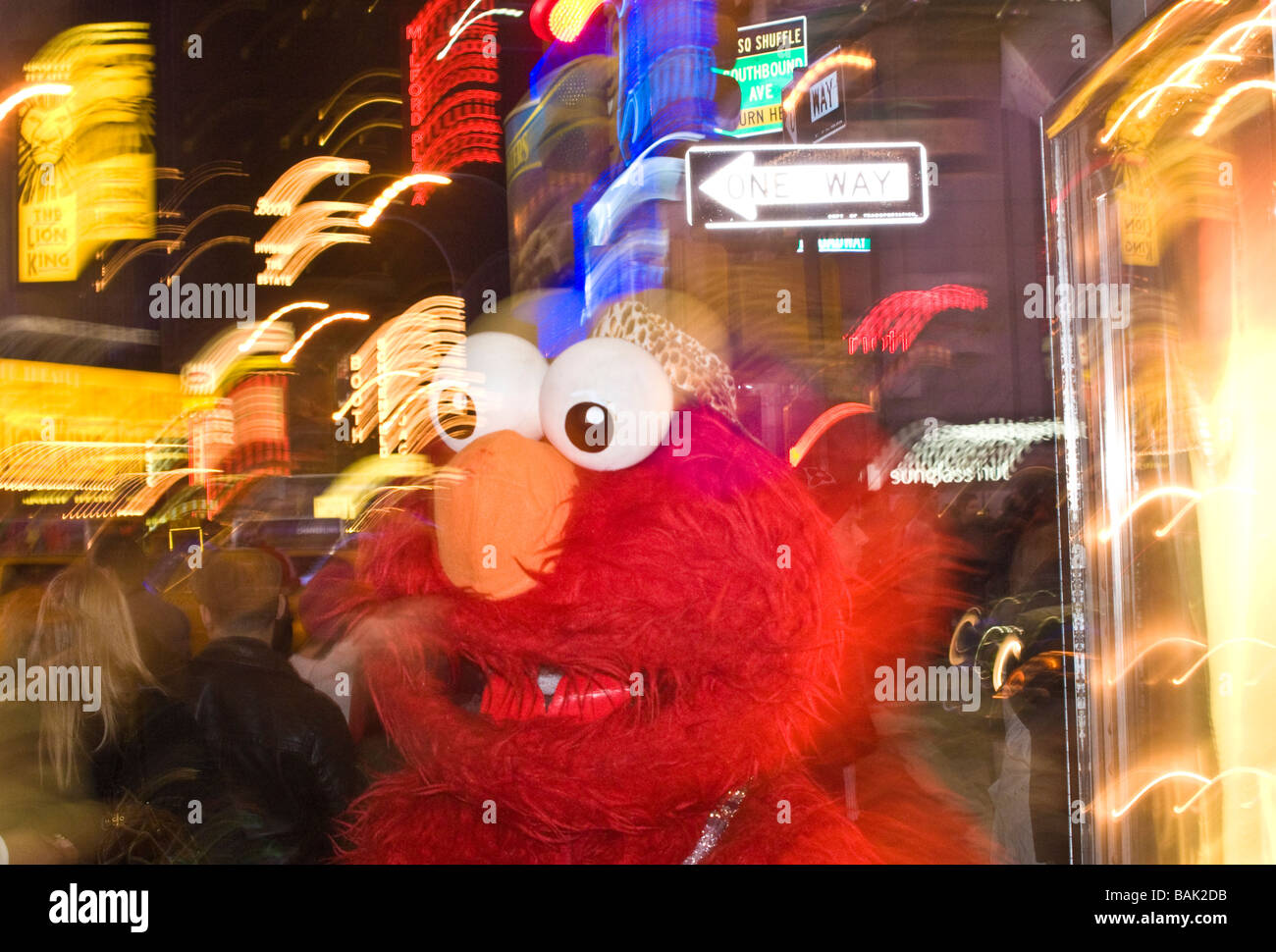 Carácter de Sesame Street Elmo en Broadway, New York City Fotografía de  stock - Alamy