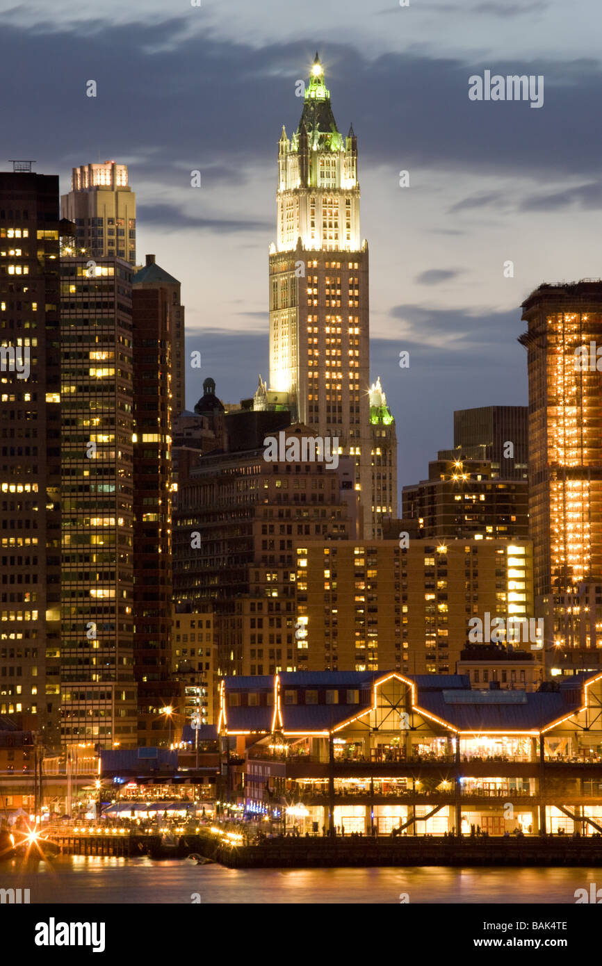 Edificio Woolworth y South Street Seaport en el Bajo Manhattan abajo Foto de stock