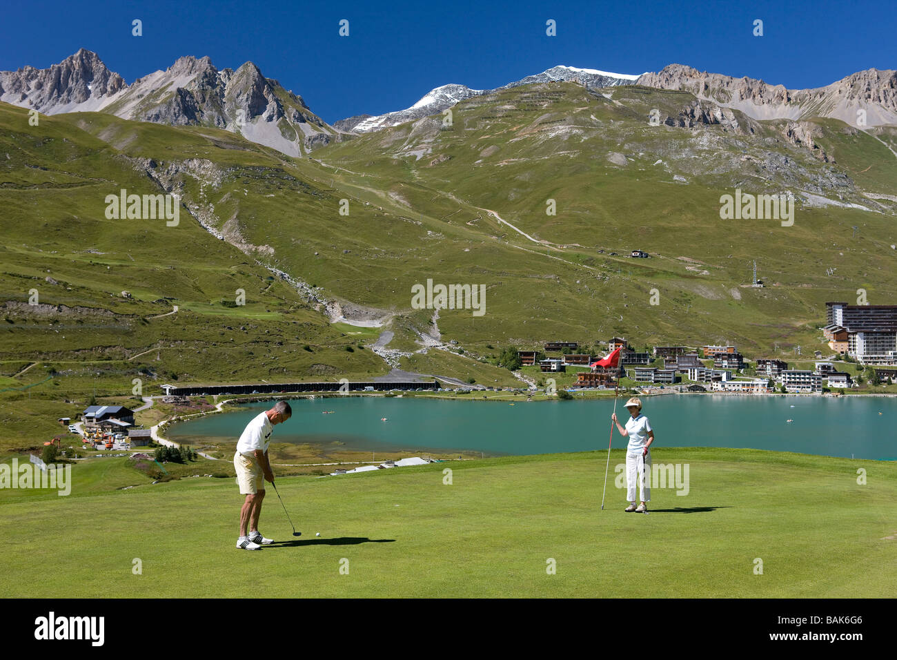 Francia, Savoie, Tignes, los más altos del golf en Europa con vistas a la Cúpula de la Sache Foto de stock