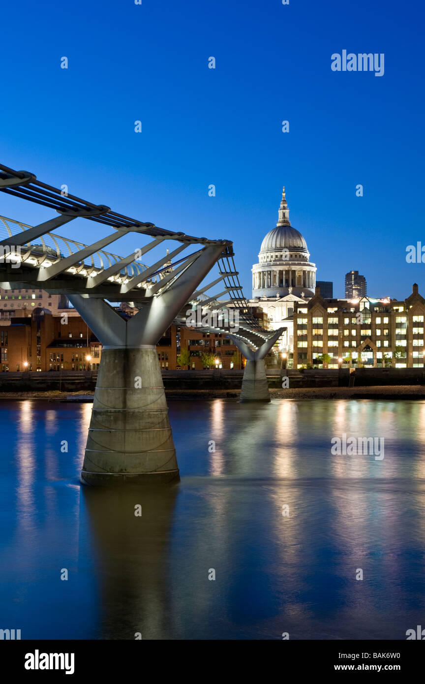 La Catedral de St Paul, el Millenium Bridge y el río Támesis por la noche, Londres, Inglaterra, Reino Unido. Foto de stock