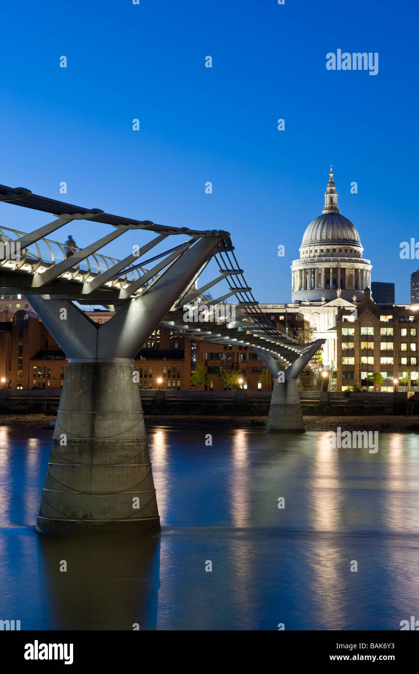 La Catedral de St Paul, el Millenium Bridge y el río Támesis por la noche, Londres, Inglaterra, Reino Unido. Foto de stock