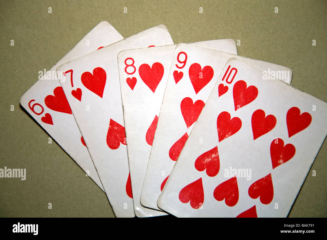 Una escalera de color cinco números consecutivos del mismo palo es la  segunda carta más alta mano de poker Fotografía de stock - Alamy