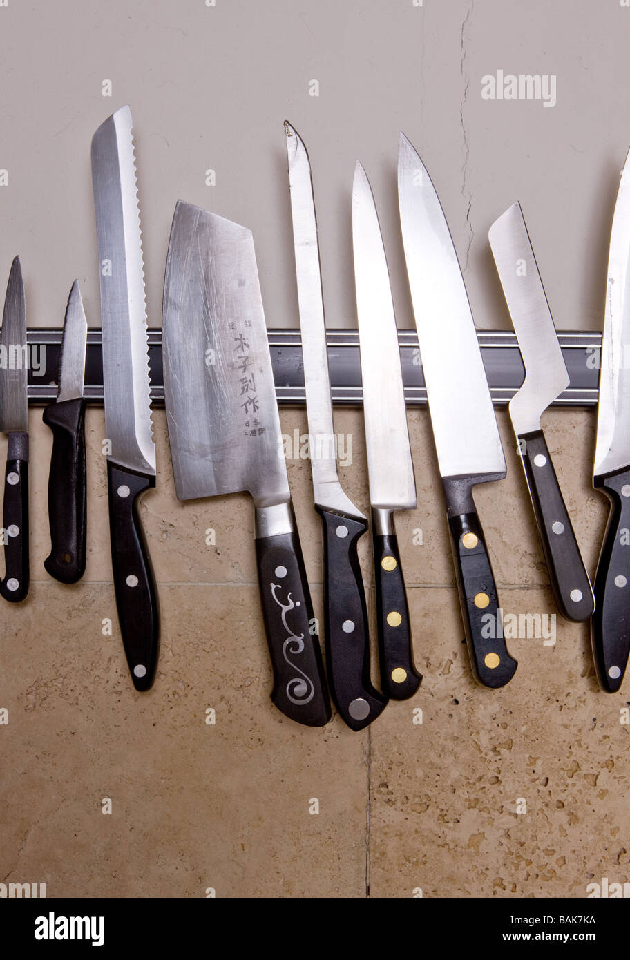 Un rack de cuchillas en una cocina Foto de stock