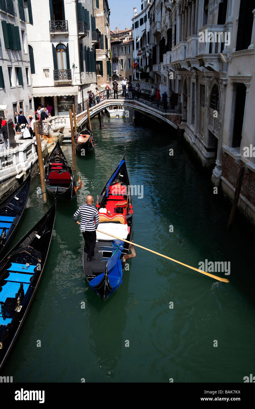 Gondola gondolero canal turismo transporte viaje los turistas Venecia Italia Foto de stock