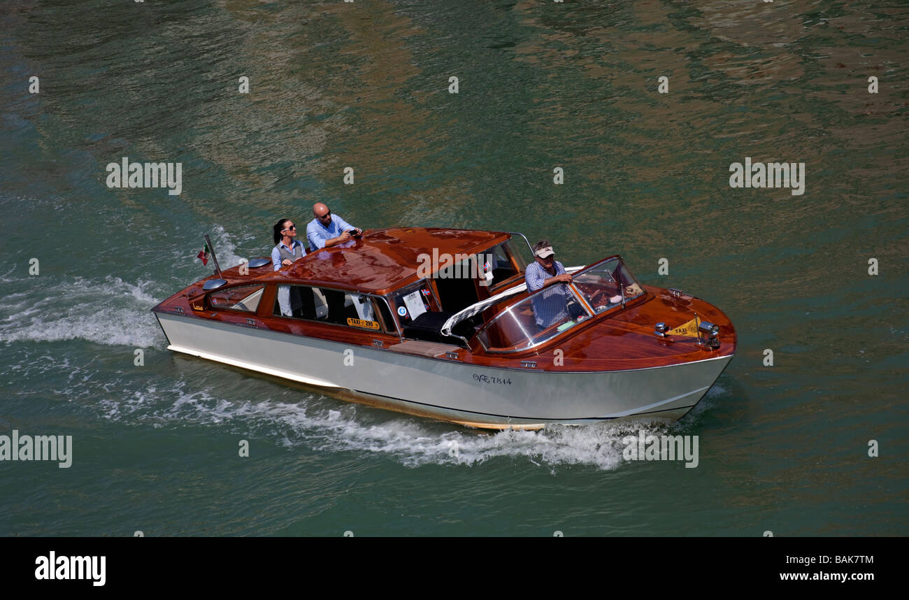 Taxi par masculino femenino Gran Canal Venecia Italia el transporte Foto de stock