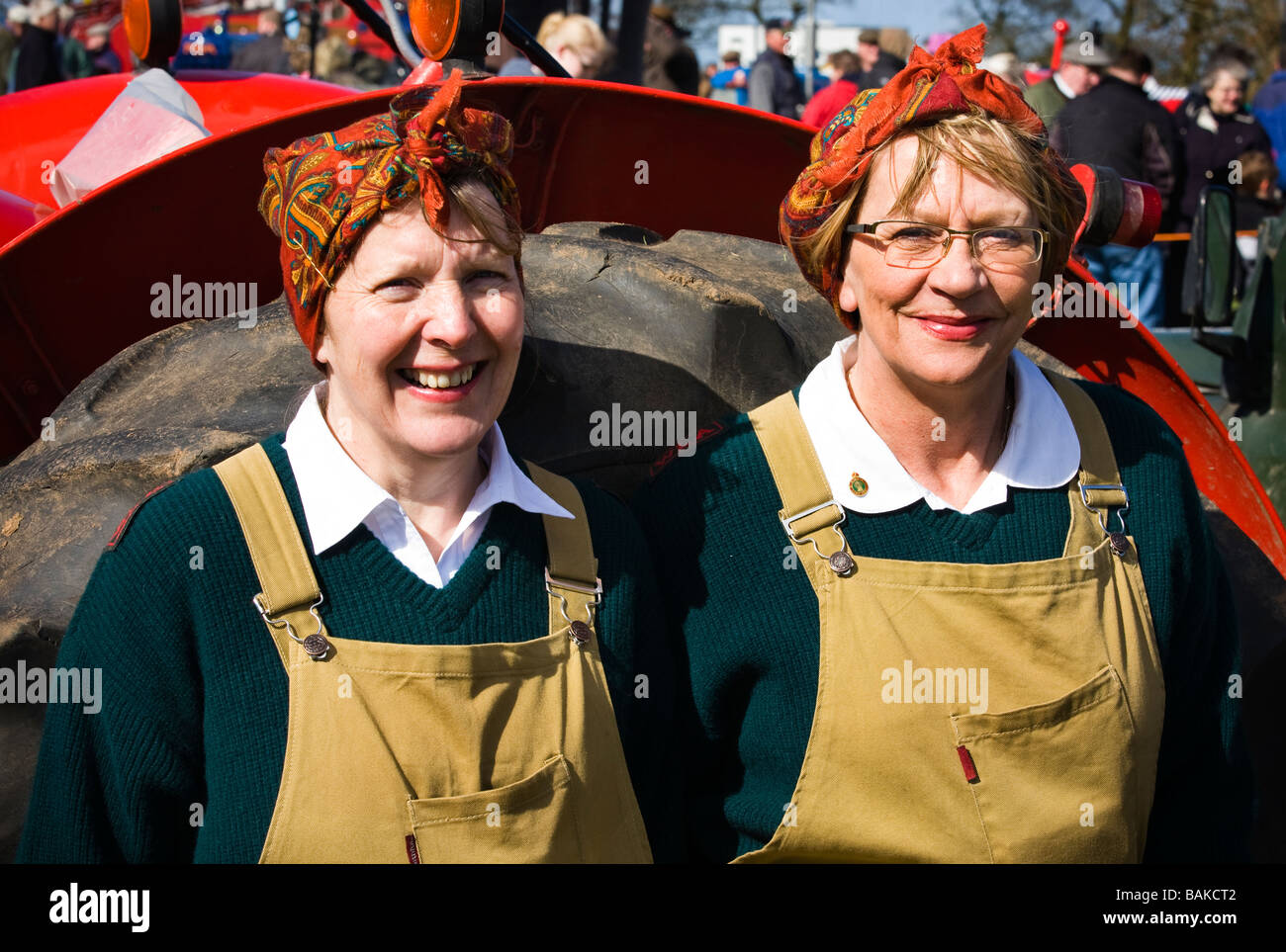 2 mujeres vestidas como miembros de Gran Bretaña de la guerra mundial 2 mujeres de ejército de tierra en un país justo Foto de stock