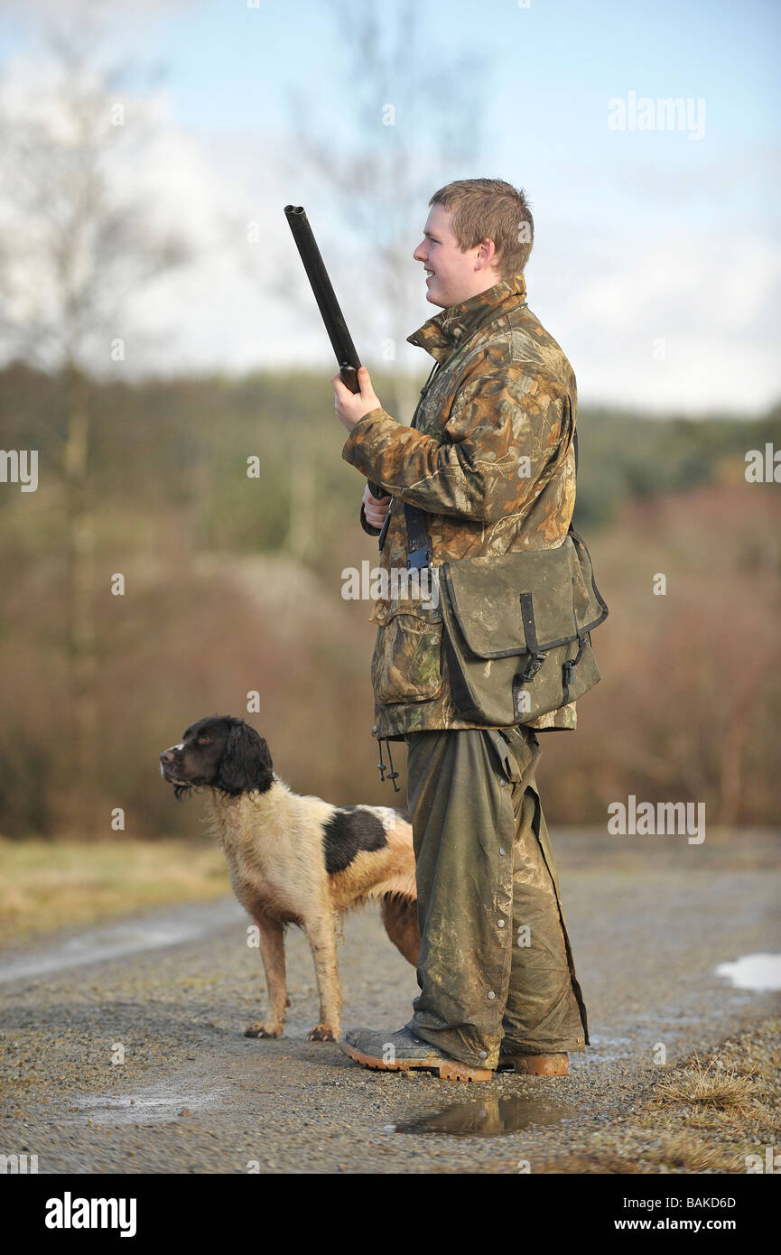 Shooter en jóvenes y su Springer Spaniel Foto de stock