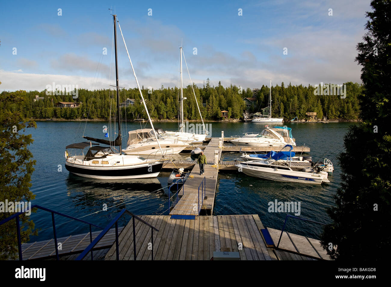 Canadá, la provincia de Ontario, Bruce Península, Tobermory, bañera grande Resort, marina y veleros Foto de stock