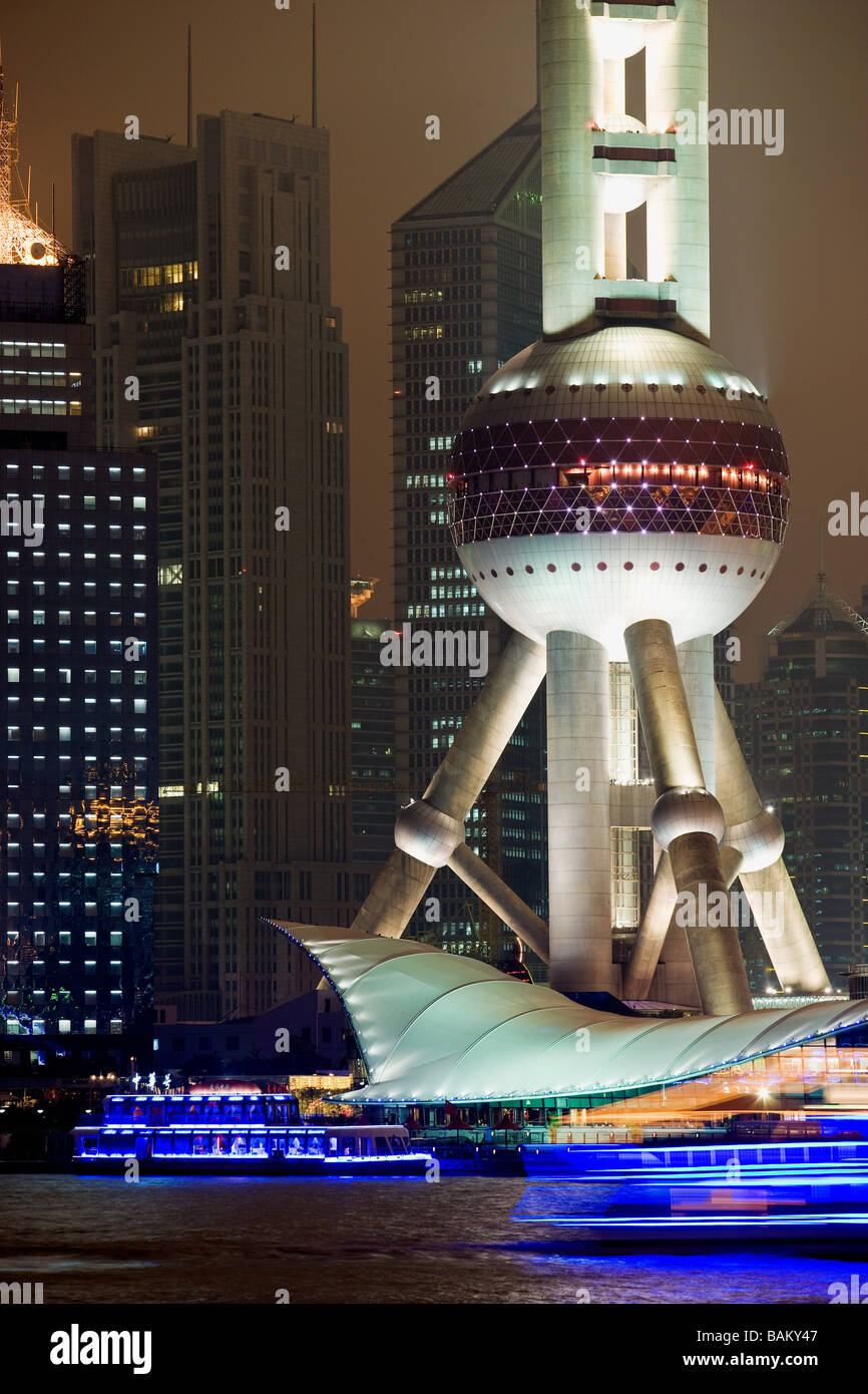 La Oriental Pearl Tower Shanghai Foto de stock