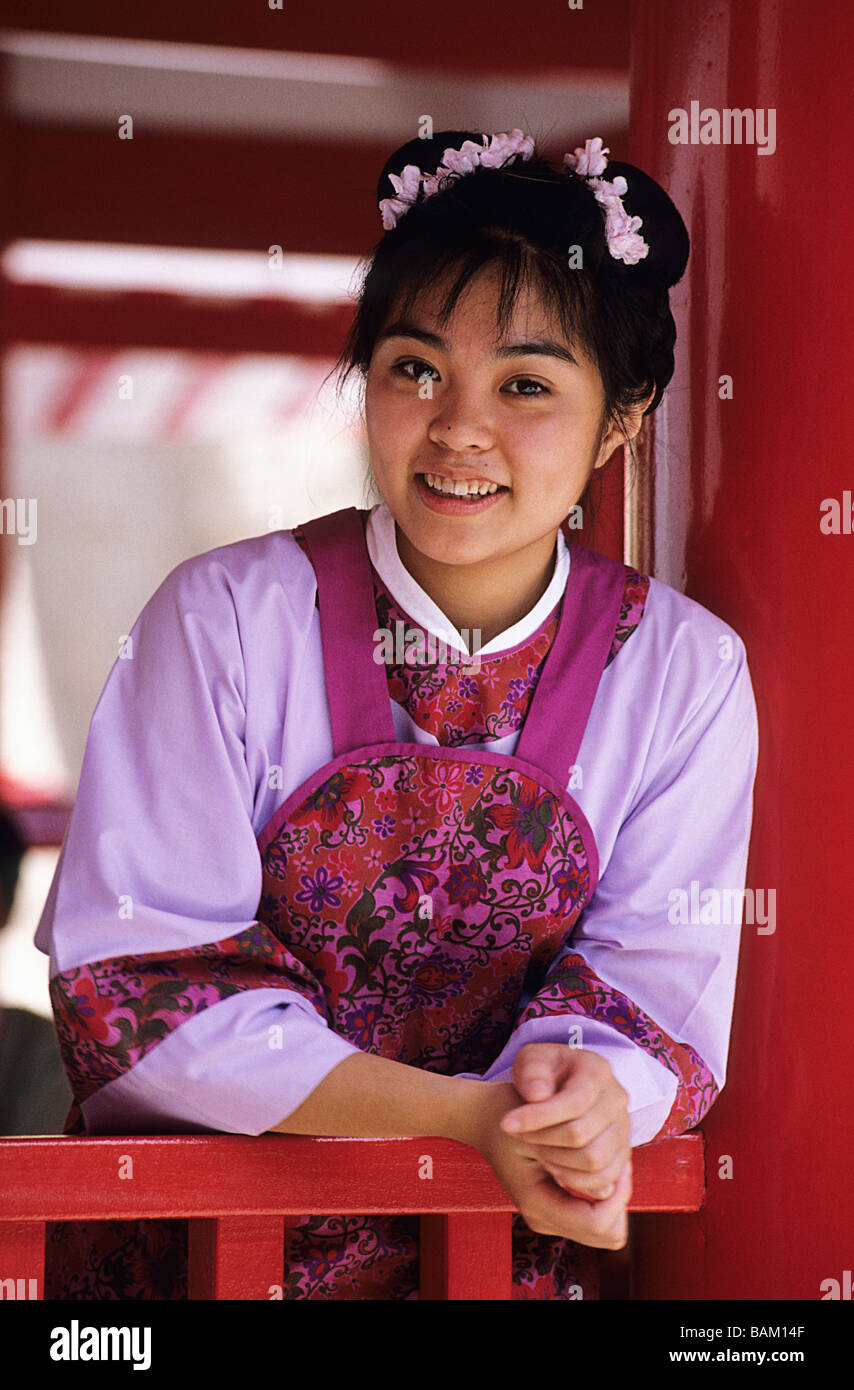China, Hong Kong, retrato de una niña en traje tradicional Foto de stock