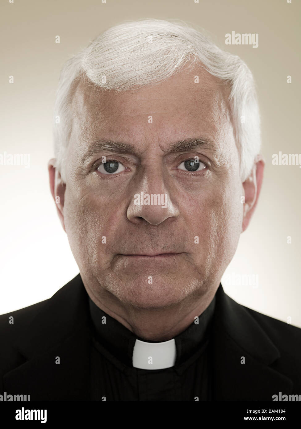 Un headshot del sacerdote. Foto de stock