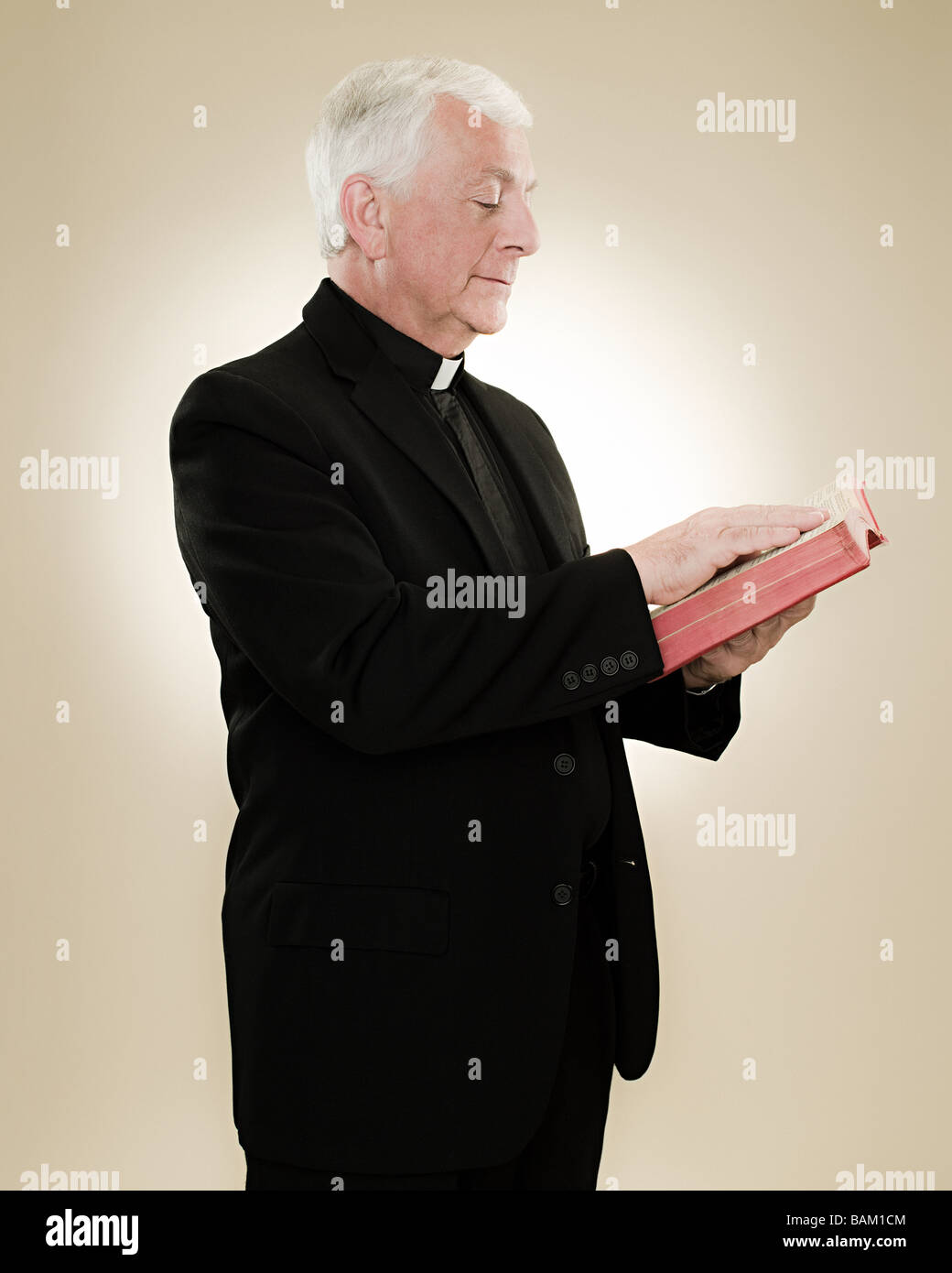 Un sacerdote leyendo una biblia Foto de stock