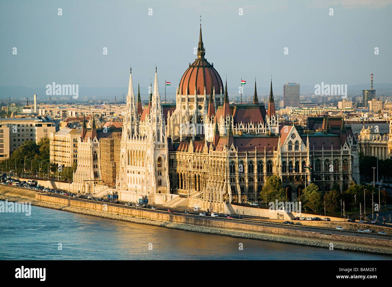 Edificio del Parlamento húngaro y el río Danubio Foto de stock