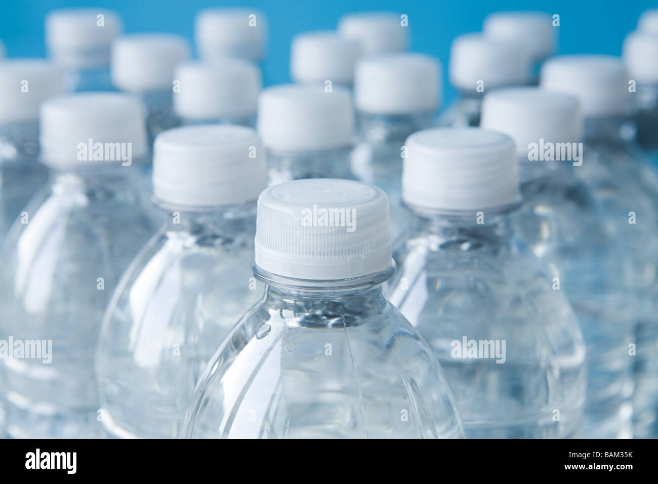 Botellas de agua mineral. Foto de stock