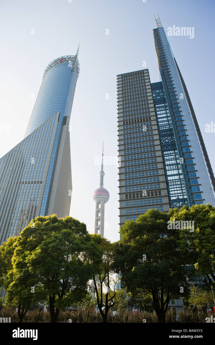 La Oriental Pearl Tower y rascacielos de Shanghai Foto de stock