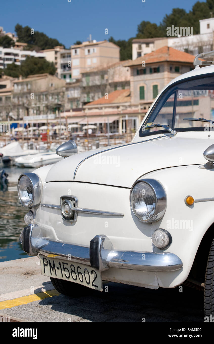 Frente a un clásico blanco 1950 Fiat 600 coche en España Foto de stock