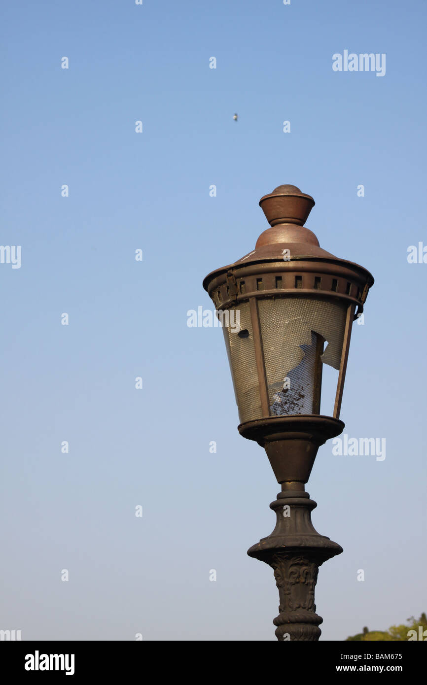 Broken street lamp fotografías e imágenes de alta resolución - Alamy