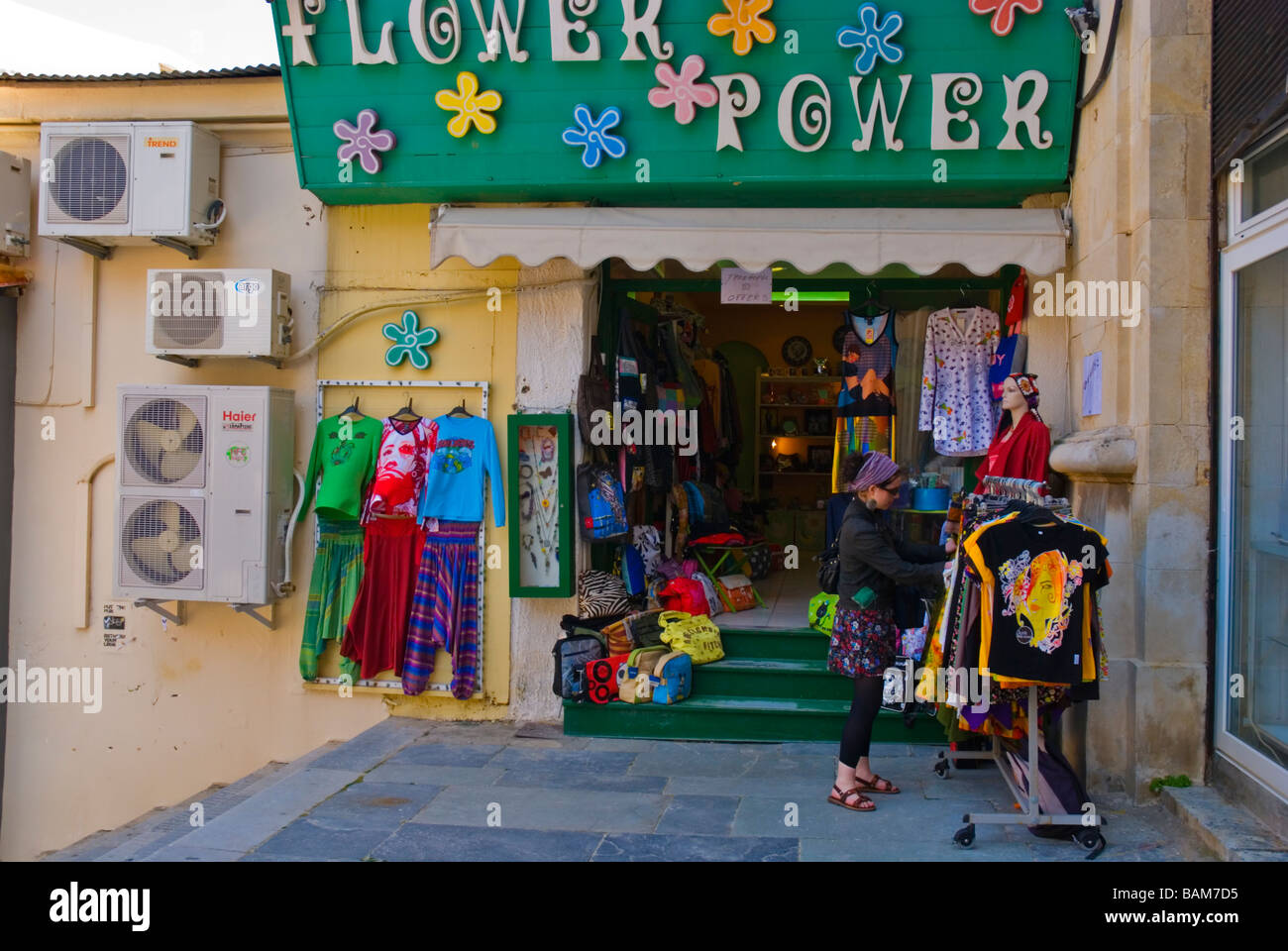 Tienda de venta de ropa hippie Hania, Creta Grecia Europa central Fotografía de stock -