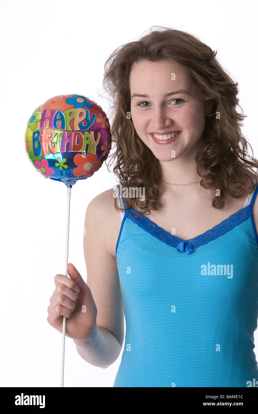 Un adolescente con un globo Feliz cumpleaños Foto de stock