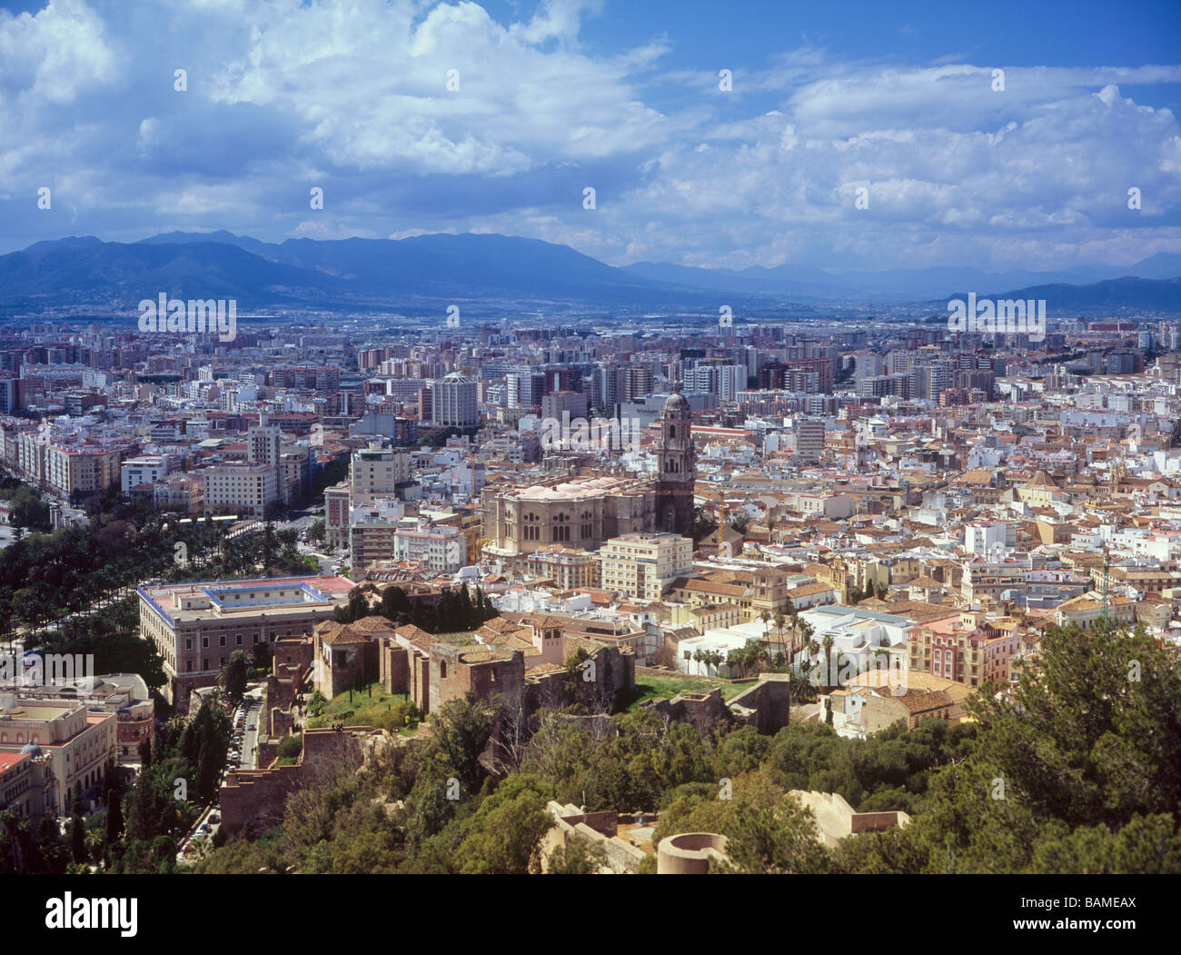 Mirando por encima de la ciudad de Málaga en Andalucía, España, desde el centro de la Catedral Alcazaba Foto de stock