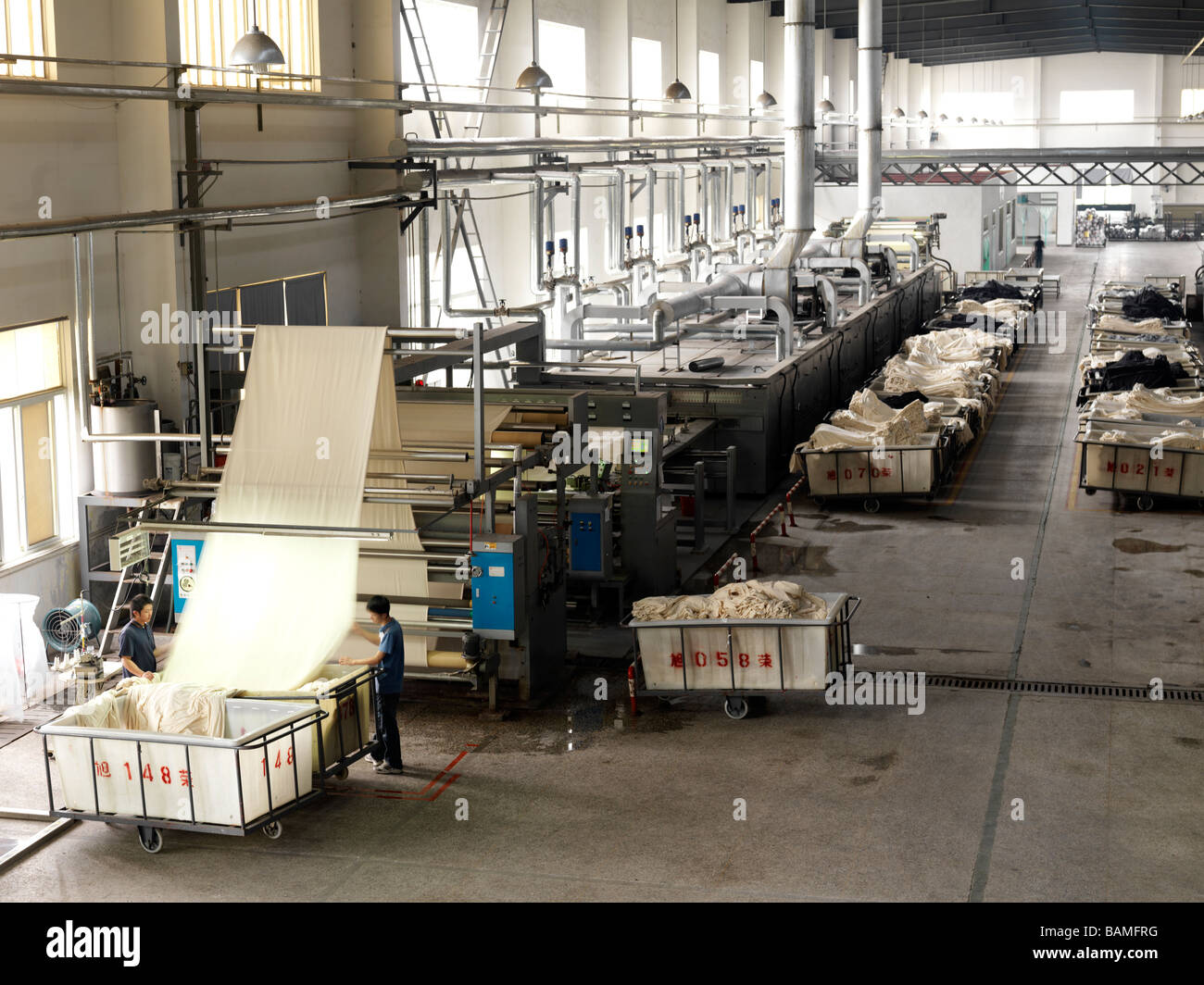 El área de tintura de la nueva gran tejido y teñido factory Foto de stock