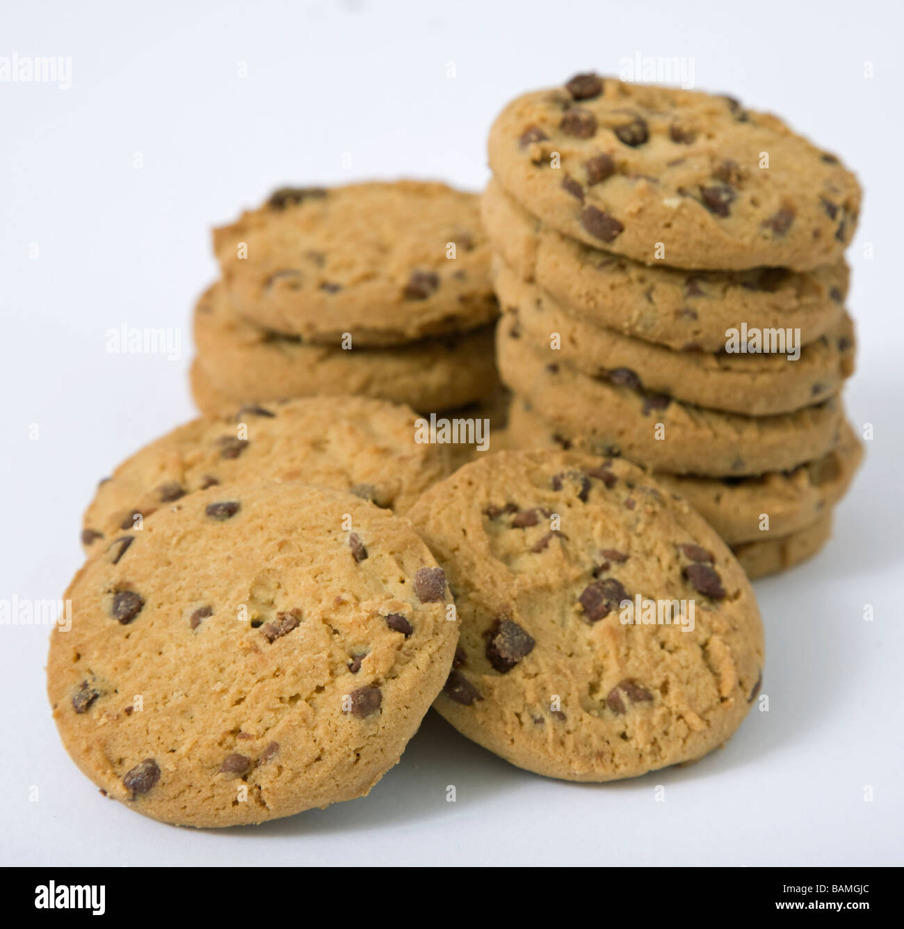 Apilar las galletas con trocitos de chocolate Foto de stock