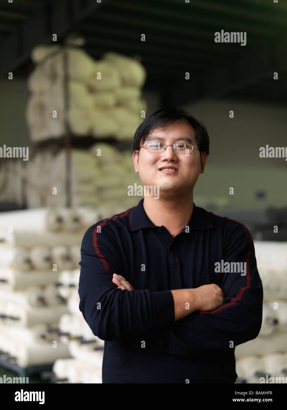 Un empleado de la nueva gran tejer y muriendo fábrica en China. Foto de stock