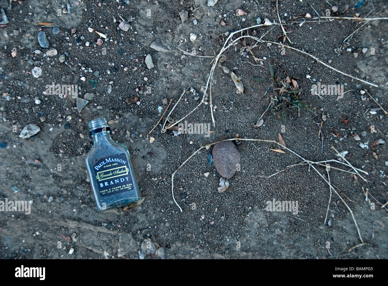 Botella de brandy vacía y descarta descarta cerca de la parada de autobús, Colorado US Foto de stock