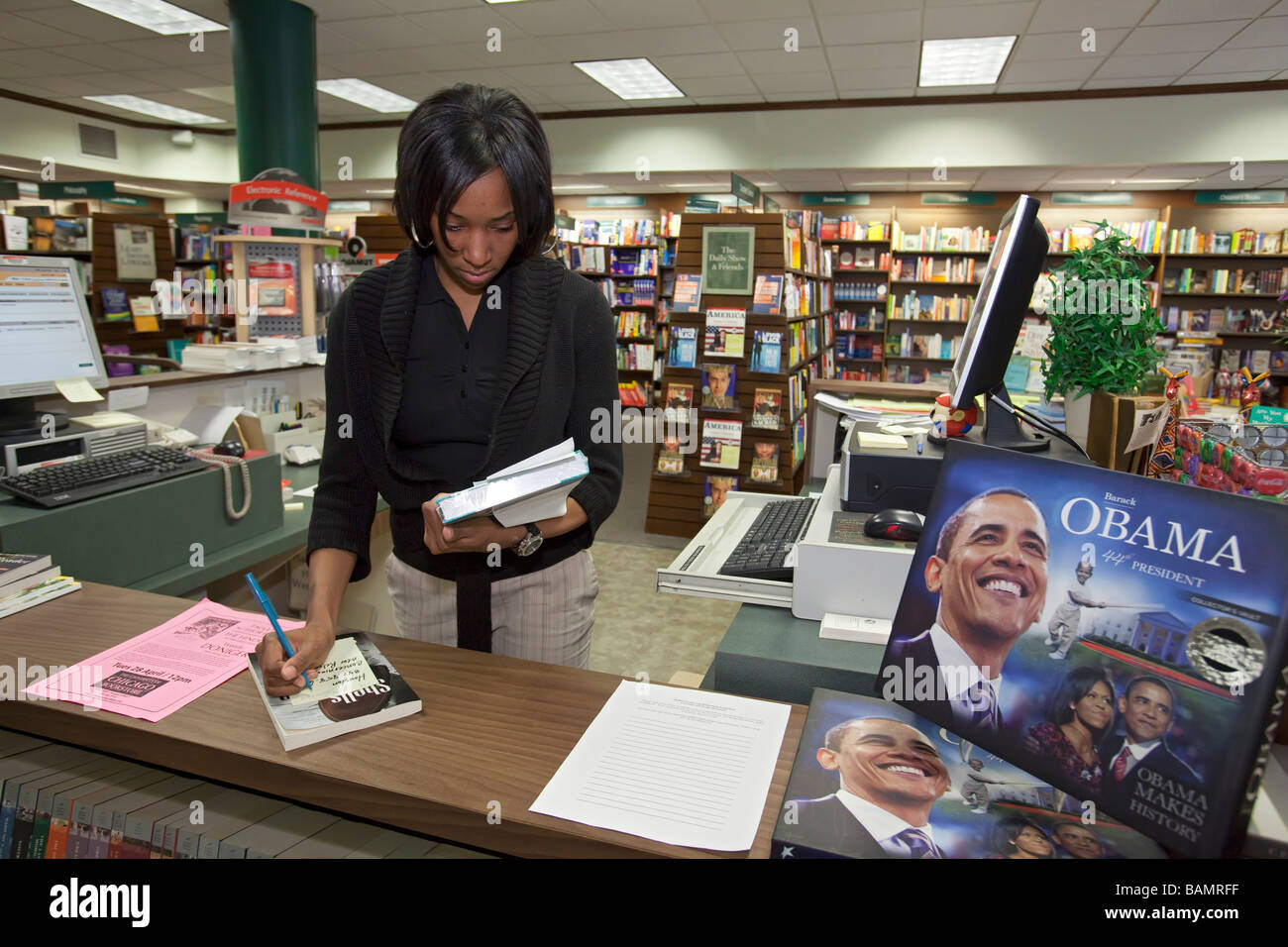 Trabajador en la librería de la Universidad de Chicago Foto de stock