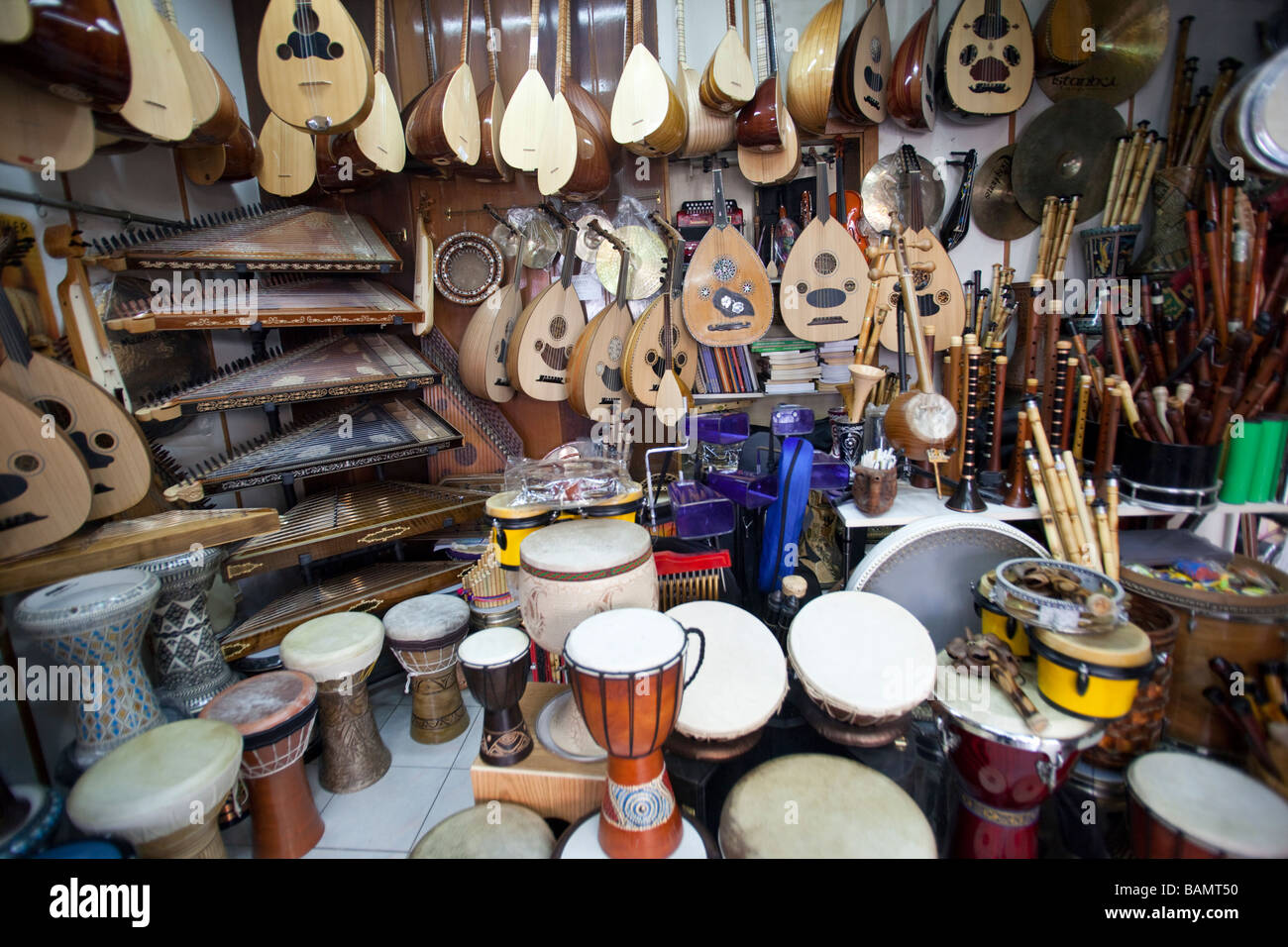 Instrumentos musicales tradicionales en venta en Estambul Turquia  Fotografía de stock - Alamy
