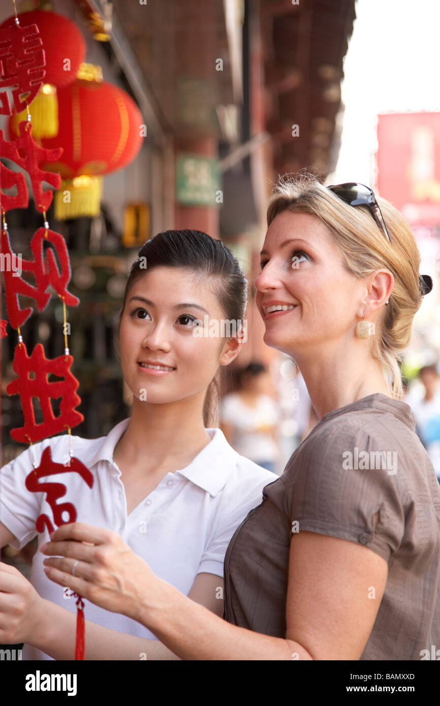 Un turista visita Shanghai Foto de stock