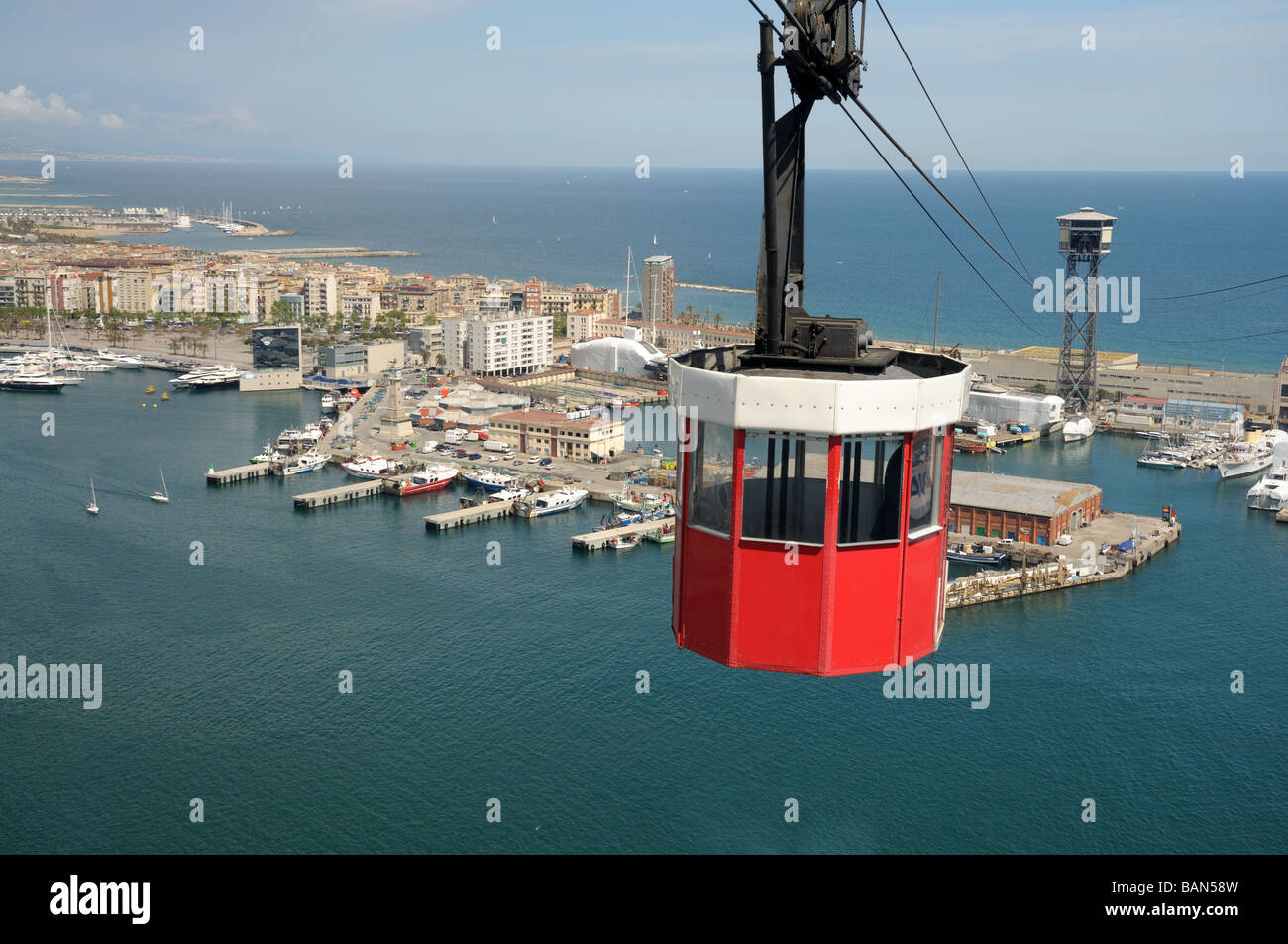 Teleférico sobre el puerto de Barcelona, España Fotografía de stock - Alamy