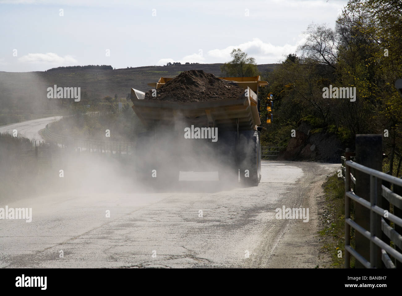 Gran camión volquete deparando llevando una carga de polvo de arena y grava de la cantera de Lough fea County Tyrone Foto de stock